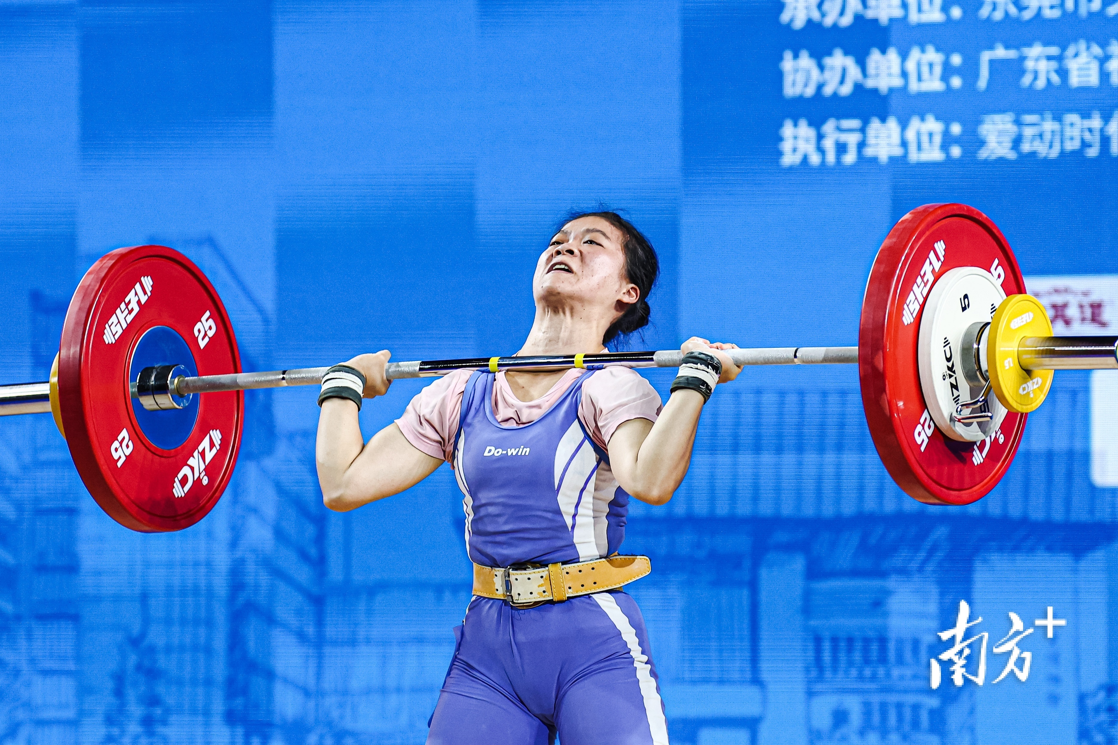 体育赛事中的激情角逐吸引目光