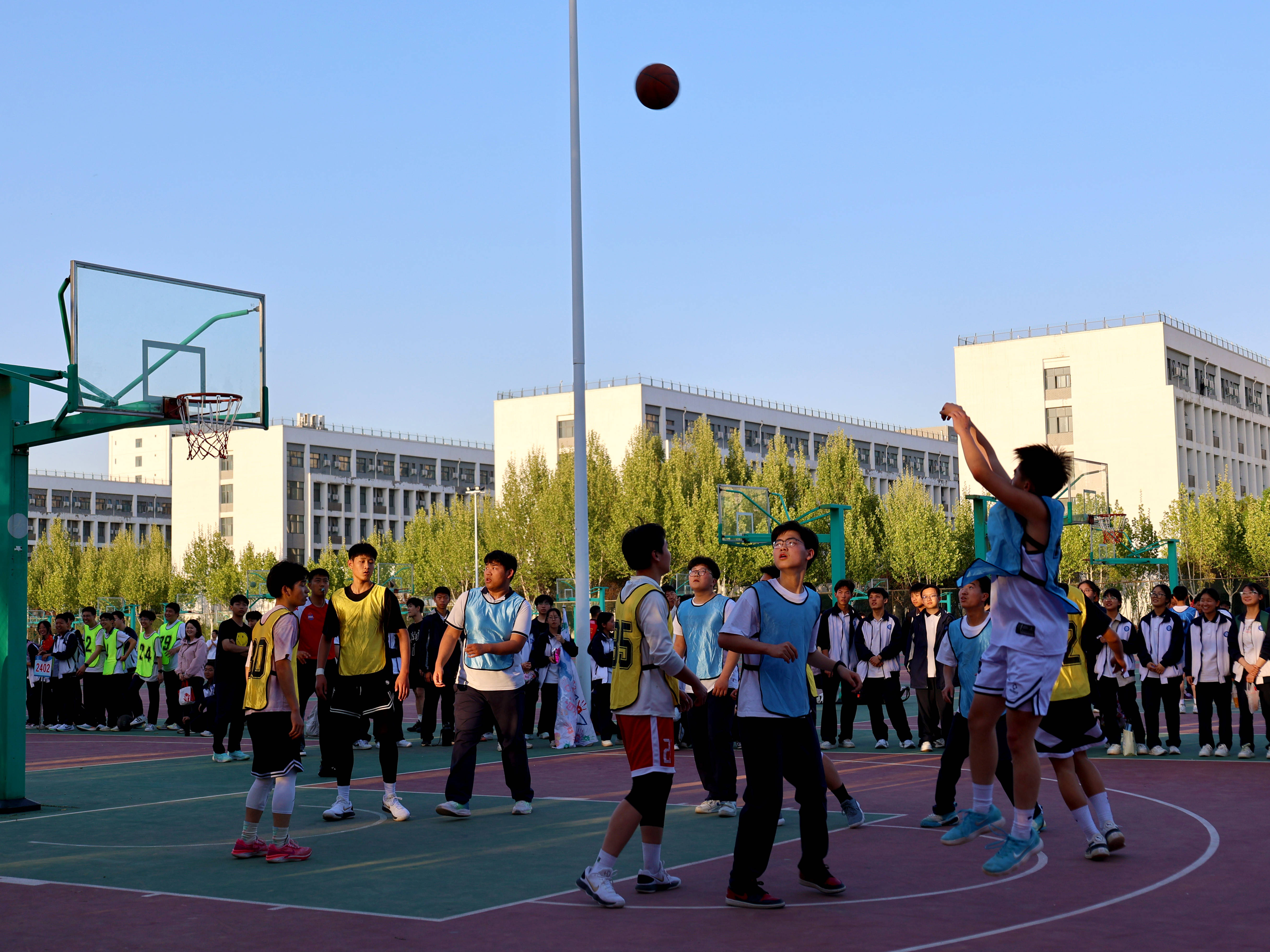 关于篮球比赛场上奇迹发生，球员技术高超的信息