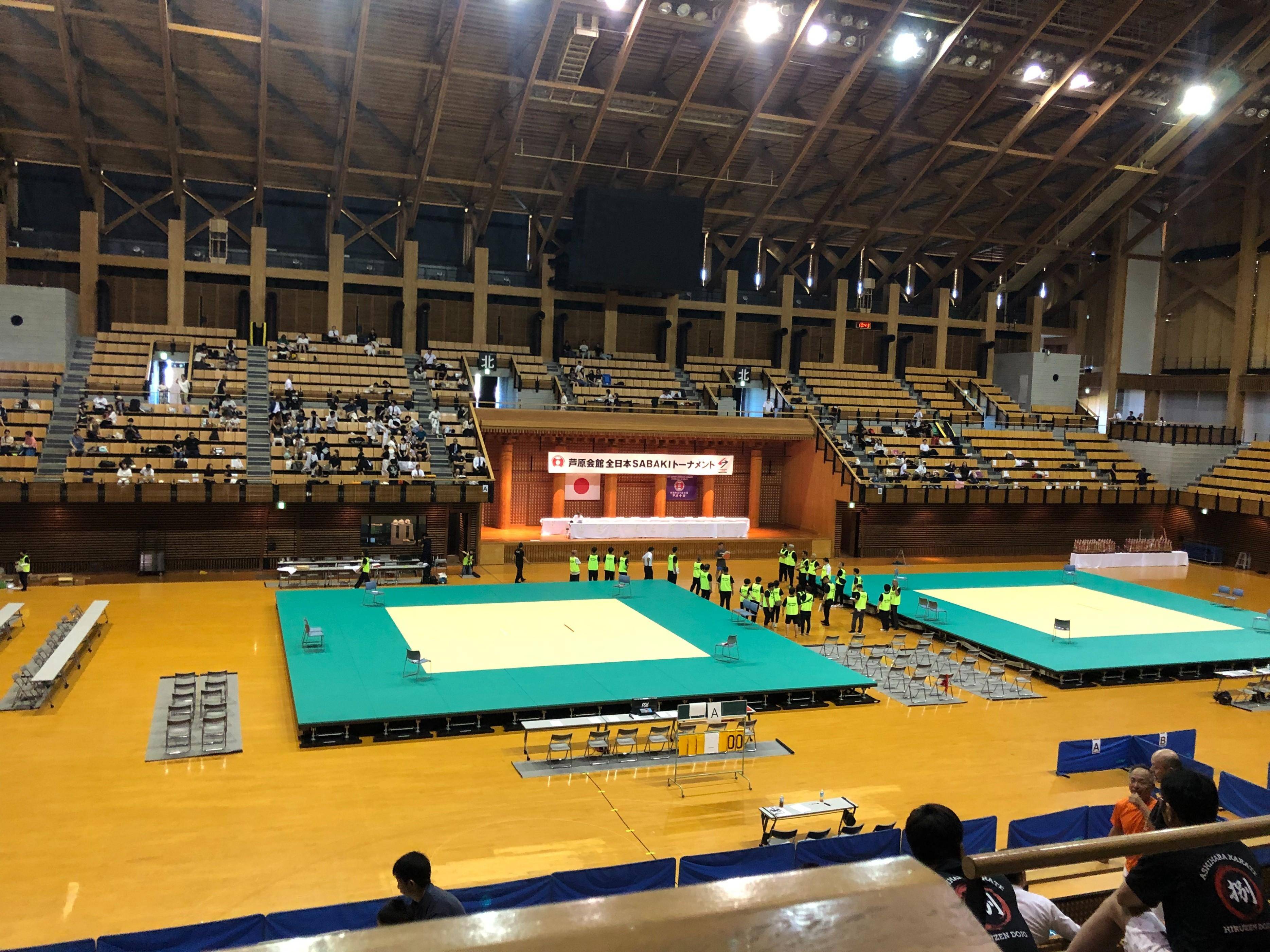 空手道男子公斤级比赛，日本选手获胜