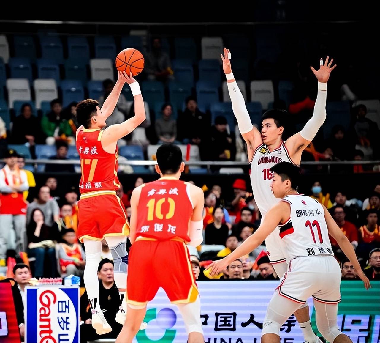 夺冠大热门再胜一场，稳坐积分榜首的简单介绍